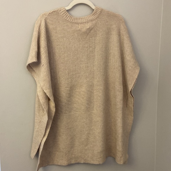 ⭐️Universal Threads Oatmeal Poncho Batwing sweater one size - Picture 4 of 8